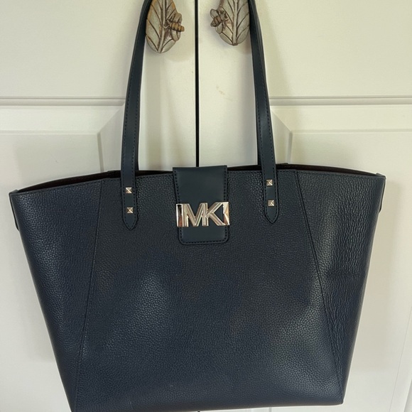 Michael Kors NWOT travel bag. - Picture 2 of 6